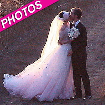Anne Hathaway And Adam Shulman Tie The Knot!