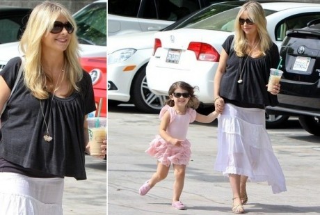 Sarah Michelle Gellar carrying her 3-year old daughter
