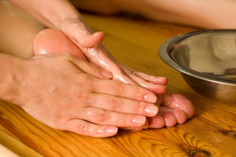 how to massage your own feet