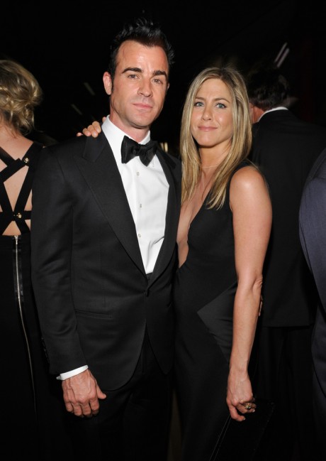 Jennifer Aniston Looks Stunning at Red Carpet In low-cut Minidress