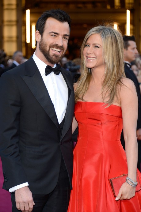 Jennifer Aniston Looks Stunning at Red Carpet In low-cut Minidress