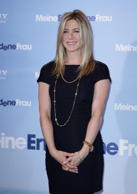 Jennifer Aniston Looks Stunning at Red Carpet In low-cut Minidress
