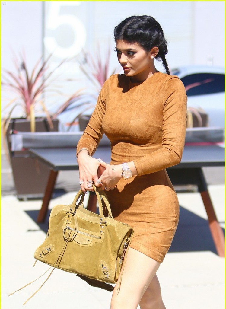 Kylie Jenner Flaunts Her Curves In Skin Tight Dress 09 At Fashions Globe